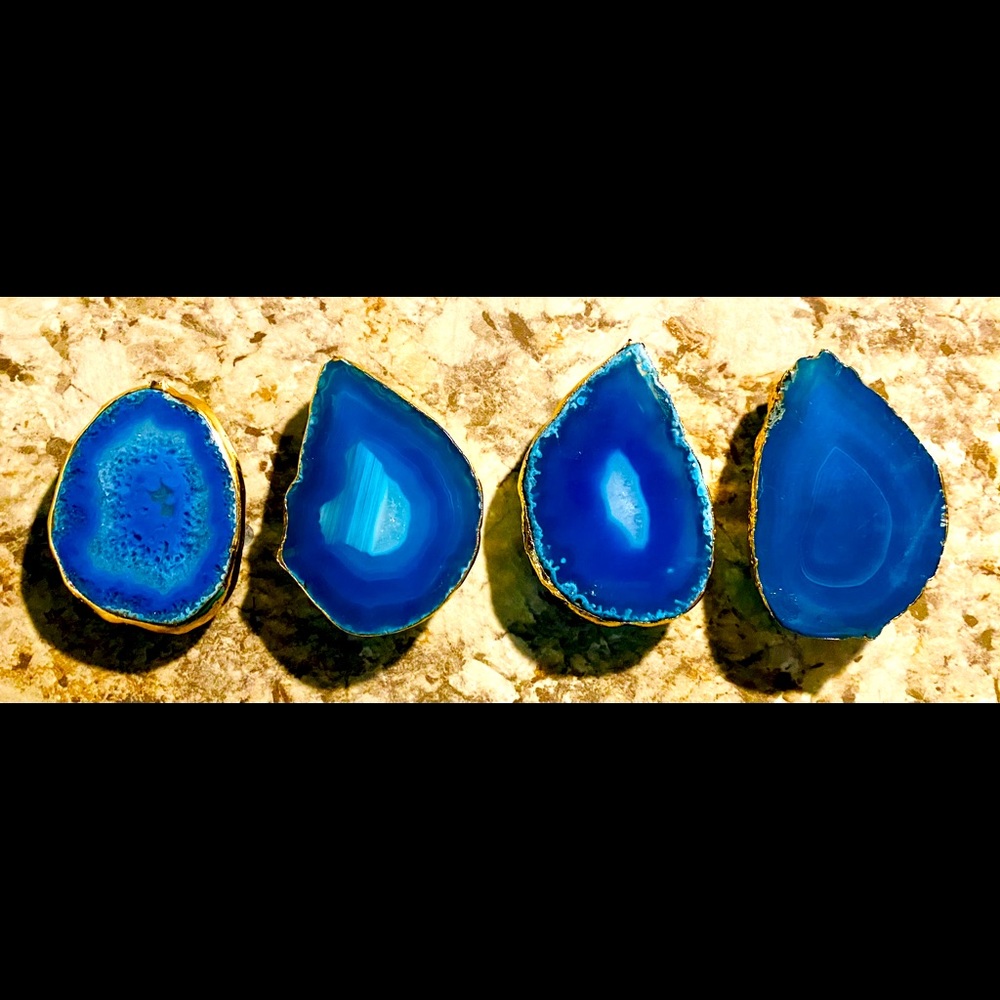 Popsockets with gold trimmed agate slices attached